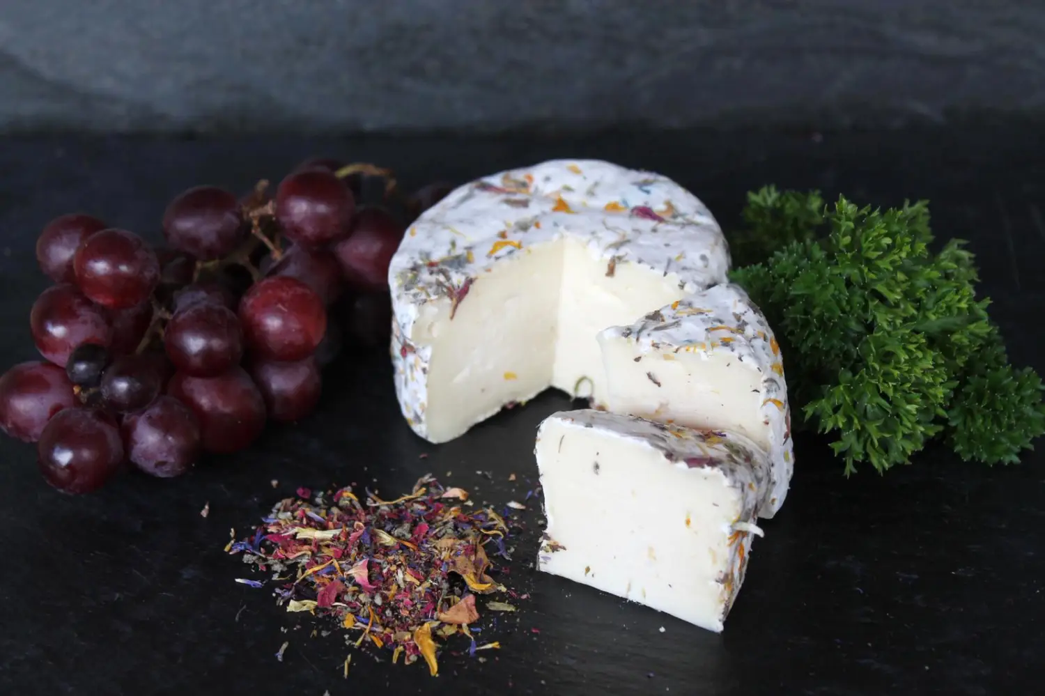 Camembert mit Blütenmantel