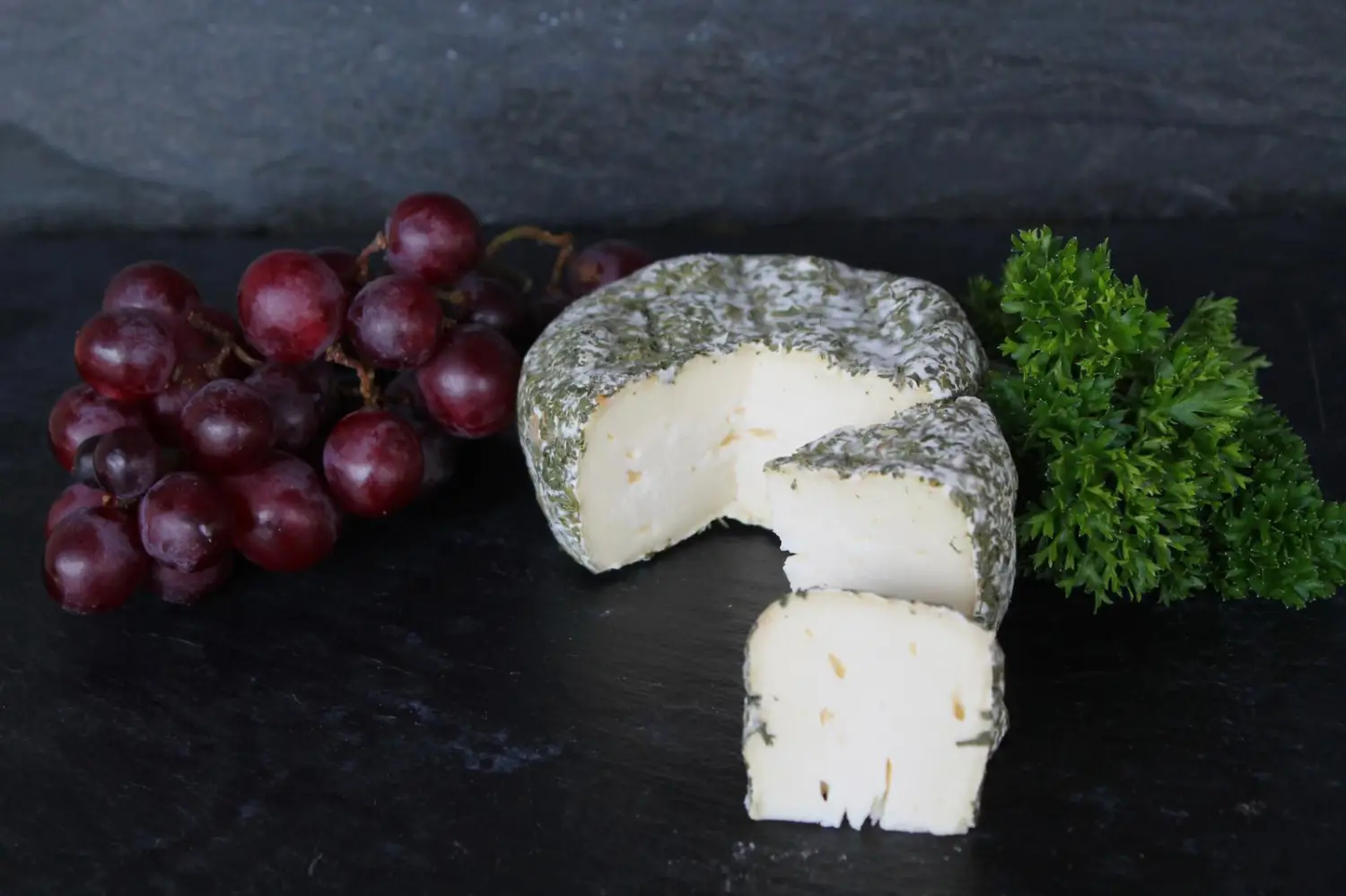 Camembert mit Kräutermantel